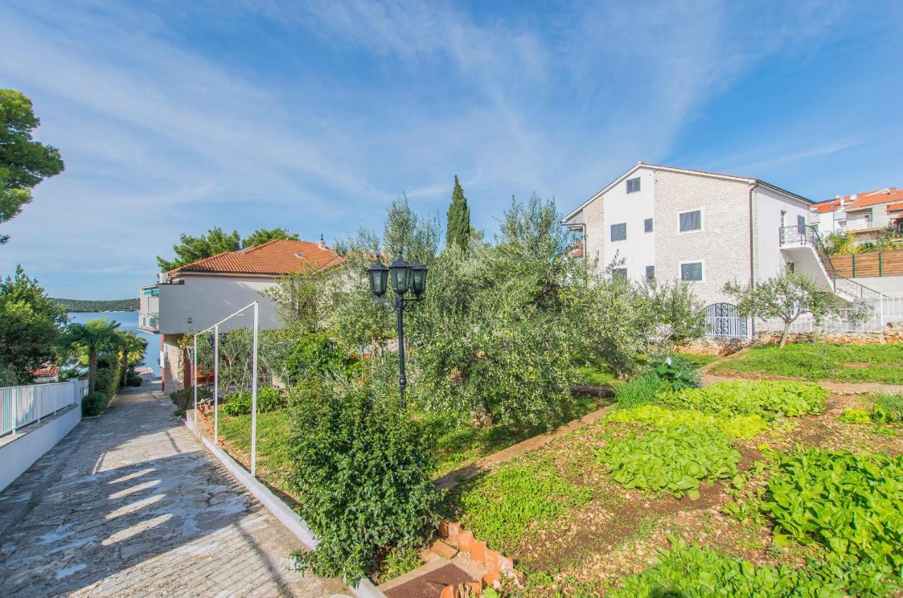 Apartment And Rooms Franka Zaboric Exterior photo