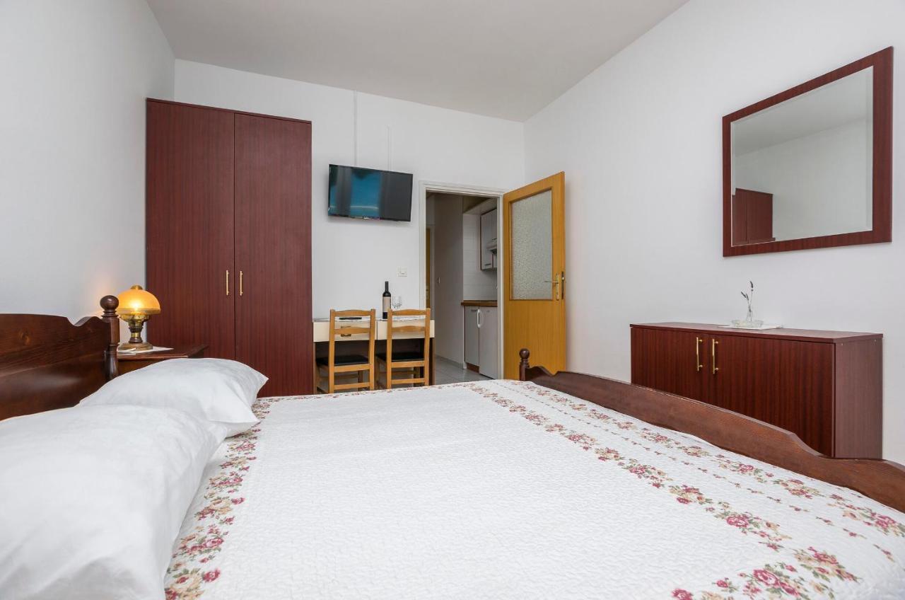 Apartment And Rooms Franka Zaboric Exterior photo